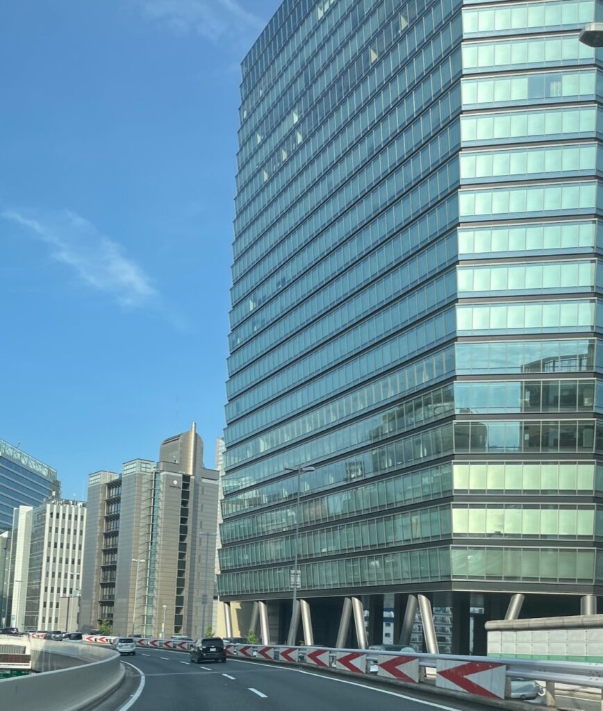 千葉県船橋市で仏壇引越し・移動、運搬輸送に向かう最中に通過した東京首都高速、左右には高層ビルが広がる