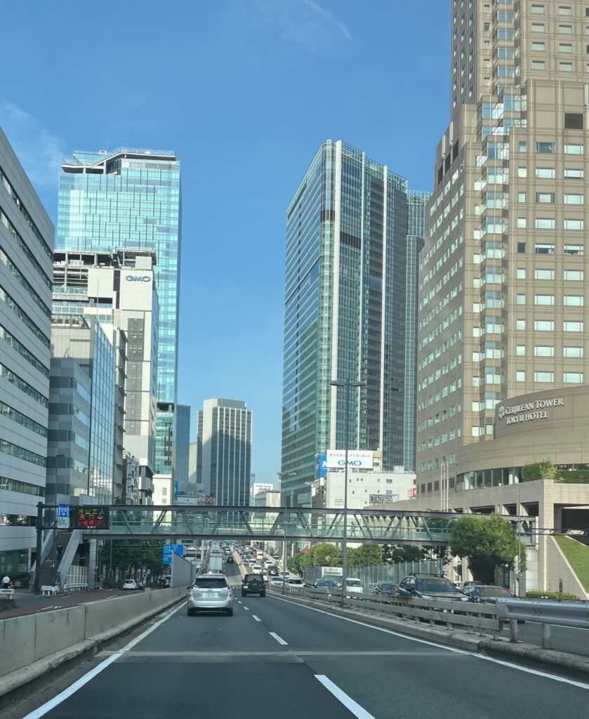 千葉県船橋市で仏壇引越し・移動、運搬輸送に向かう最中に通過した東京首都高速、渋谷付近、左右には高層ビルが広がる