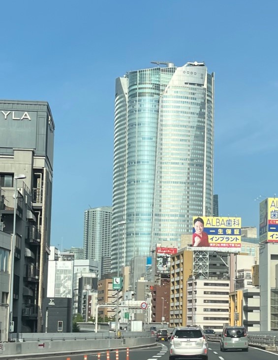 千葉県船橋市で仏壇引越し・移動、運搬輸送に向かう最中に通過した東京首都高速、正面には高層ビル六本木ヒルズが見える