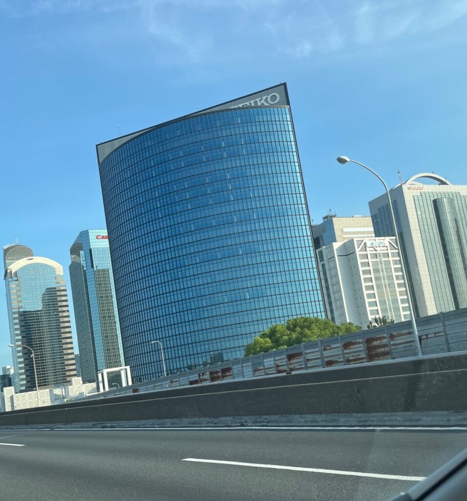 同じく千葉県船橋市で仏壇引越し・移動、運搬輸送に向かう最中に見えた千葉県船橋市のビル群、ガラス張りのきれいなビルが特徴
