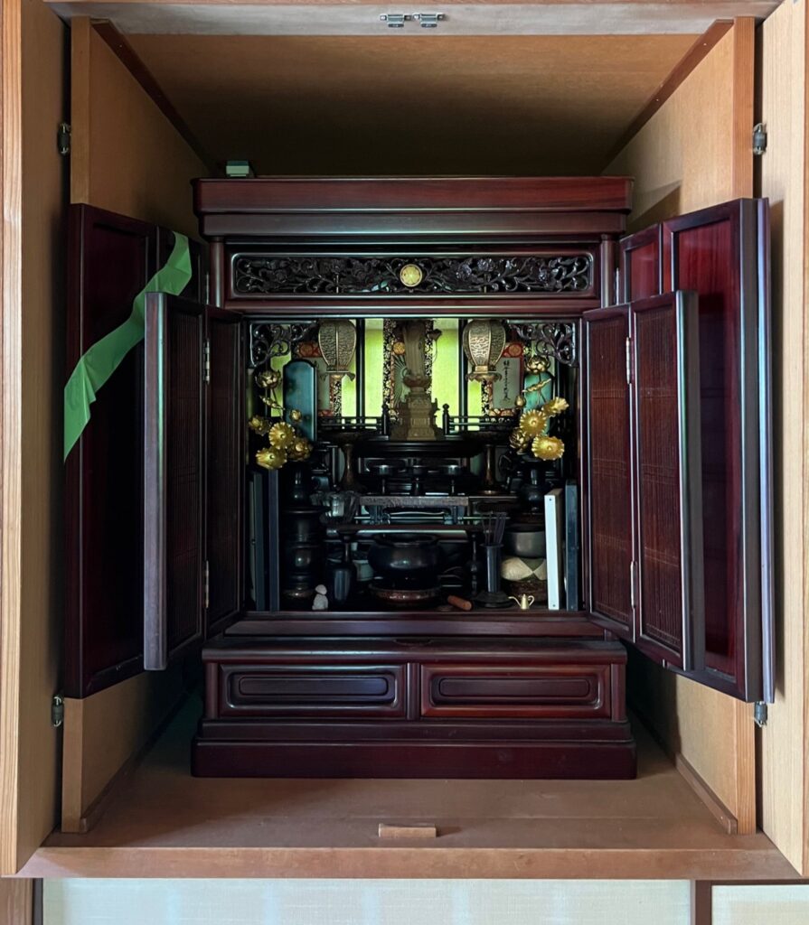 千葉県船橋市で仏壇引越し・移動、運搬輸送をする茶色の木の仏壇