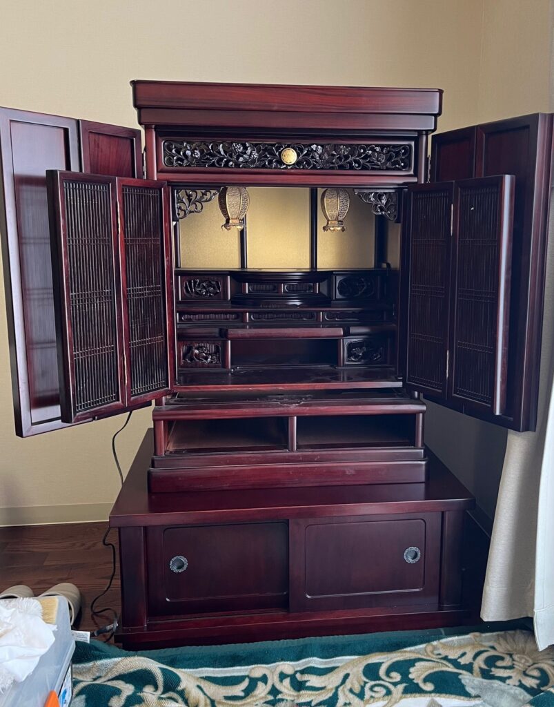 磨き艶出し前の仏壇の全体像、長年の煤でくすんでいる