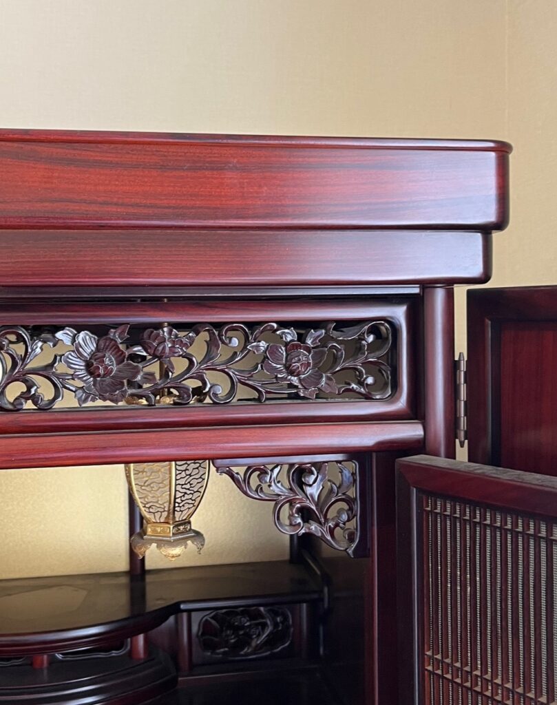 磨き艶出しをする前の仏壇の上部、長年の煤でくすんでいる