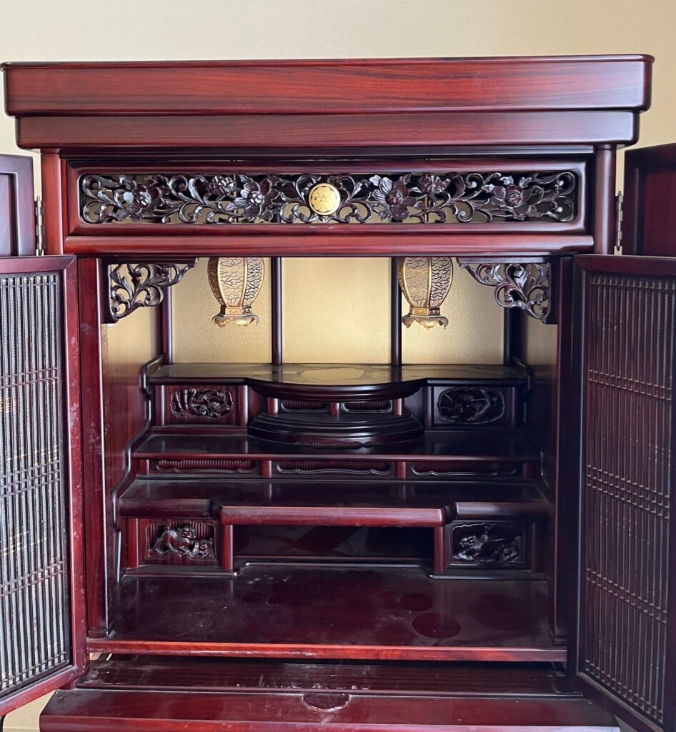 磨き艶出しをする前の仏壇の中心部、長年の煤でくすんでいる