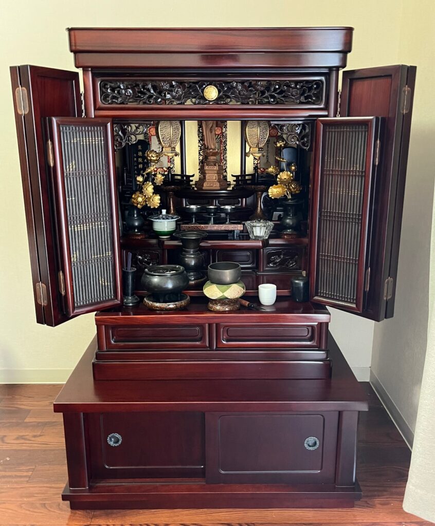 磨き艶出し後の仏壇の全体像、職人の技術で本来の艶と輝きに蘇っている