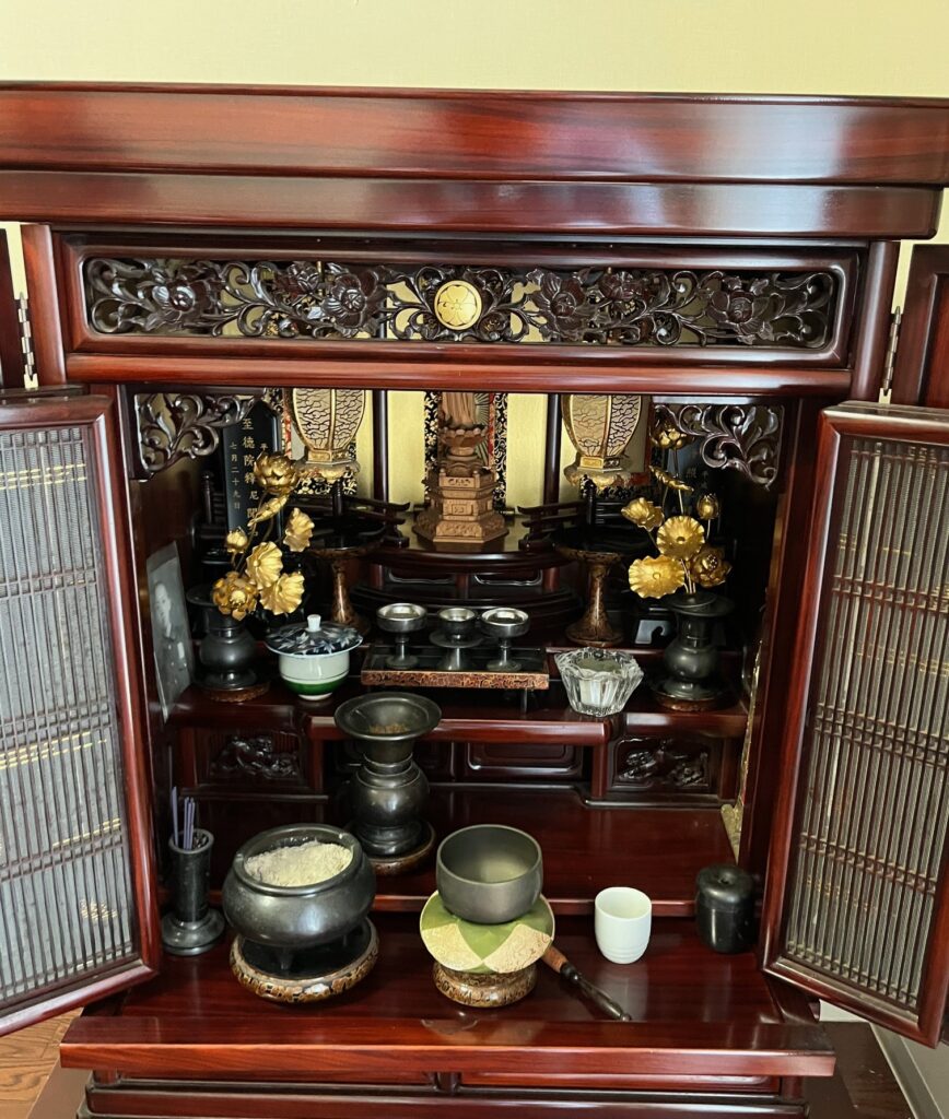 磨き艶出し後の仏壇の中心部、職人の技術で本来の艶と輝きに蘇っている