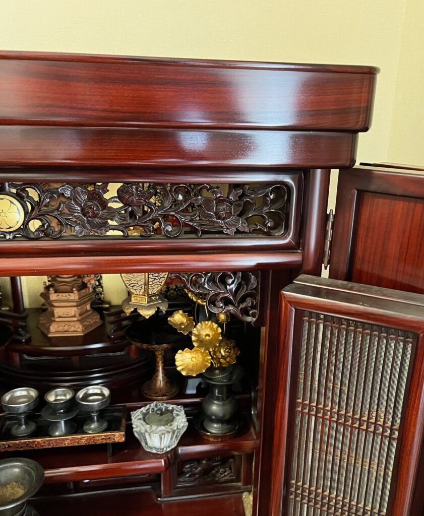 磨き艶出し後の仏壇の上部、本来の艶と輝きに蘇っている