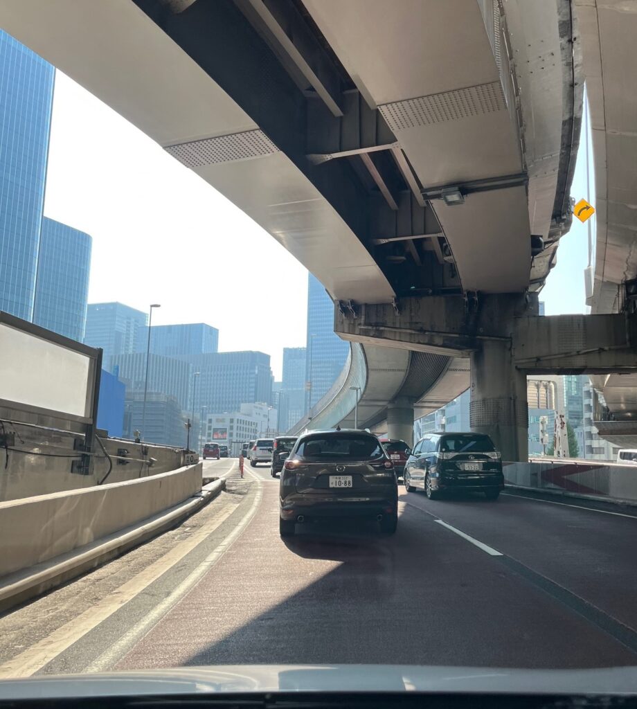 千葉県船橋市で仏壇引越し・移動、運搬輸送の帰りの東京首都高速、車が多く渋滞が続く