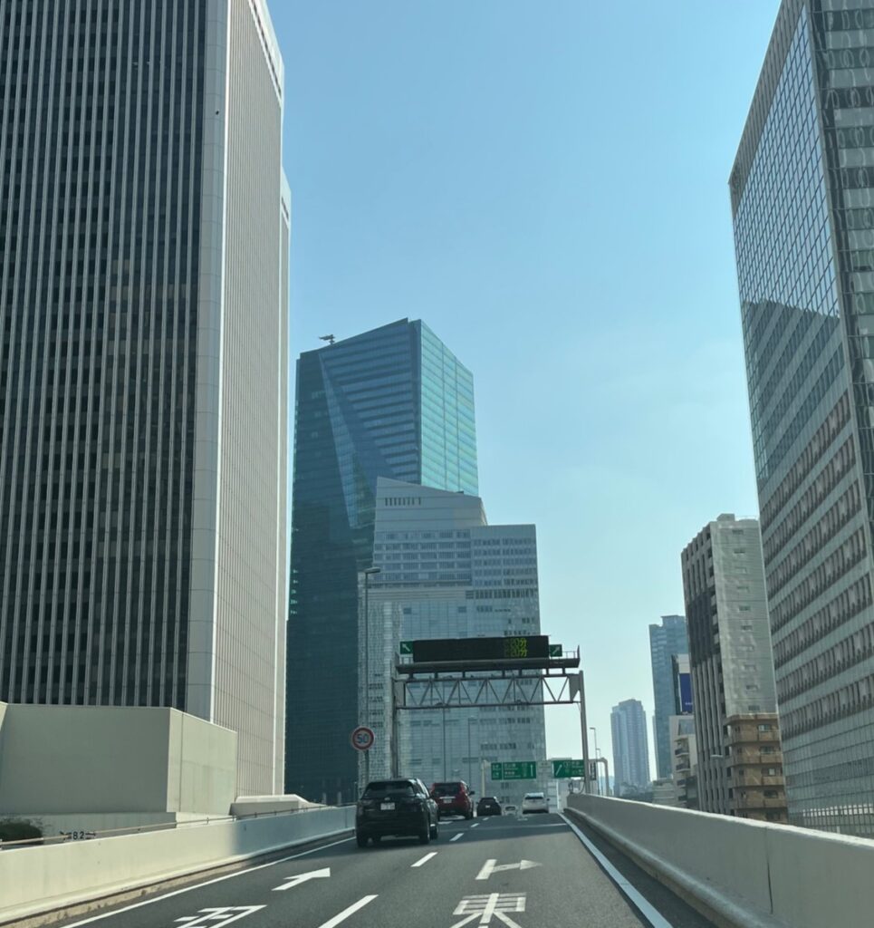 千葉県船橋市で仏壇引越し・移動、運搬輸送の帰りの東京首都高速、ようやく渋滞がなくなりスムーズに進む