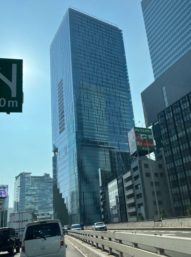 千葉県船橋市で仏壇引越し・移動、運搬輸送の帰りの東京首都高速から見えた高層ビル、若者に人気の複合施設、渋谷ヒカリエ