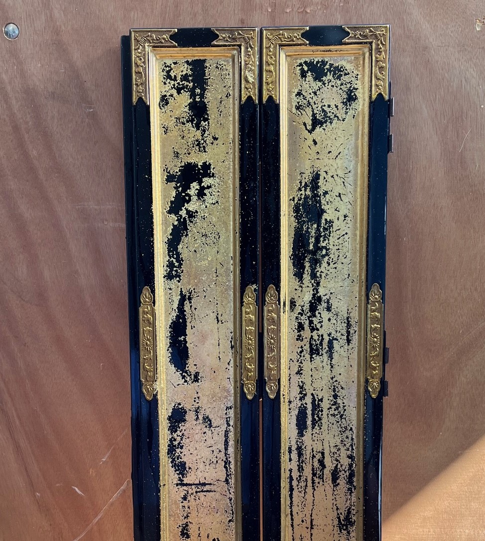 金仏壇の金箔が洗浄中に剝がれ流れていくが、綺麗に貼りなおして修復する