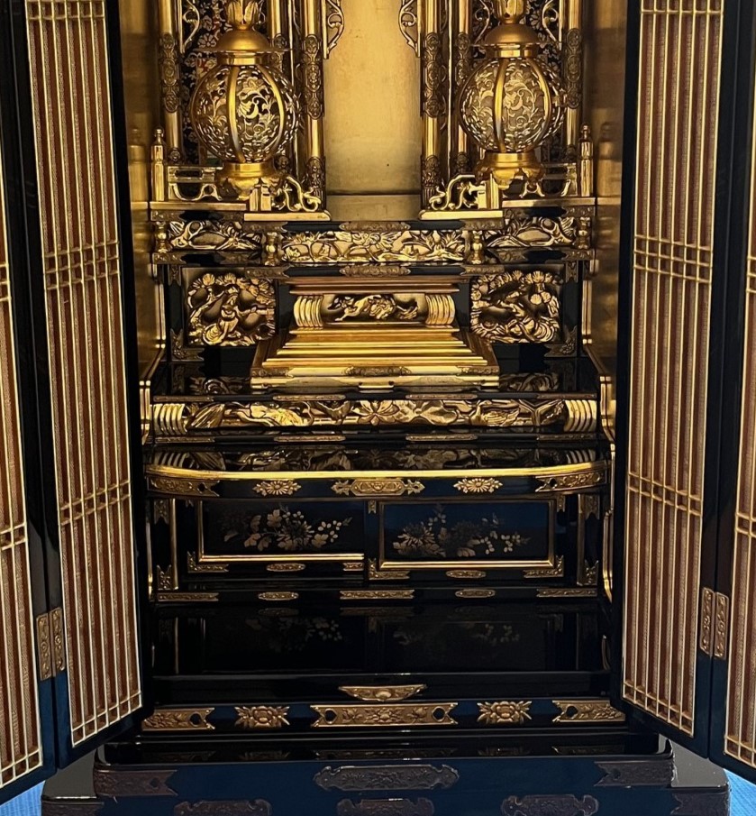 仏壇修復、仏壇引越し・移動、運搬輸送で洗浄修復後の漆部分。洗浄磨きで本来の漆の輝きと金箔の輝きが蘇った。