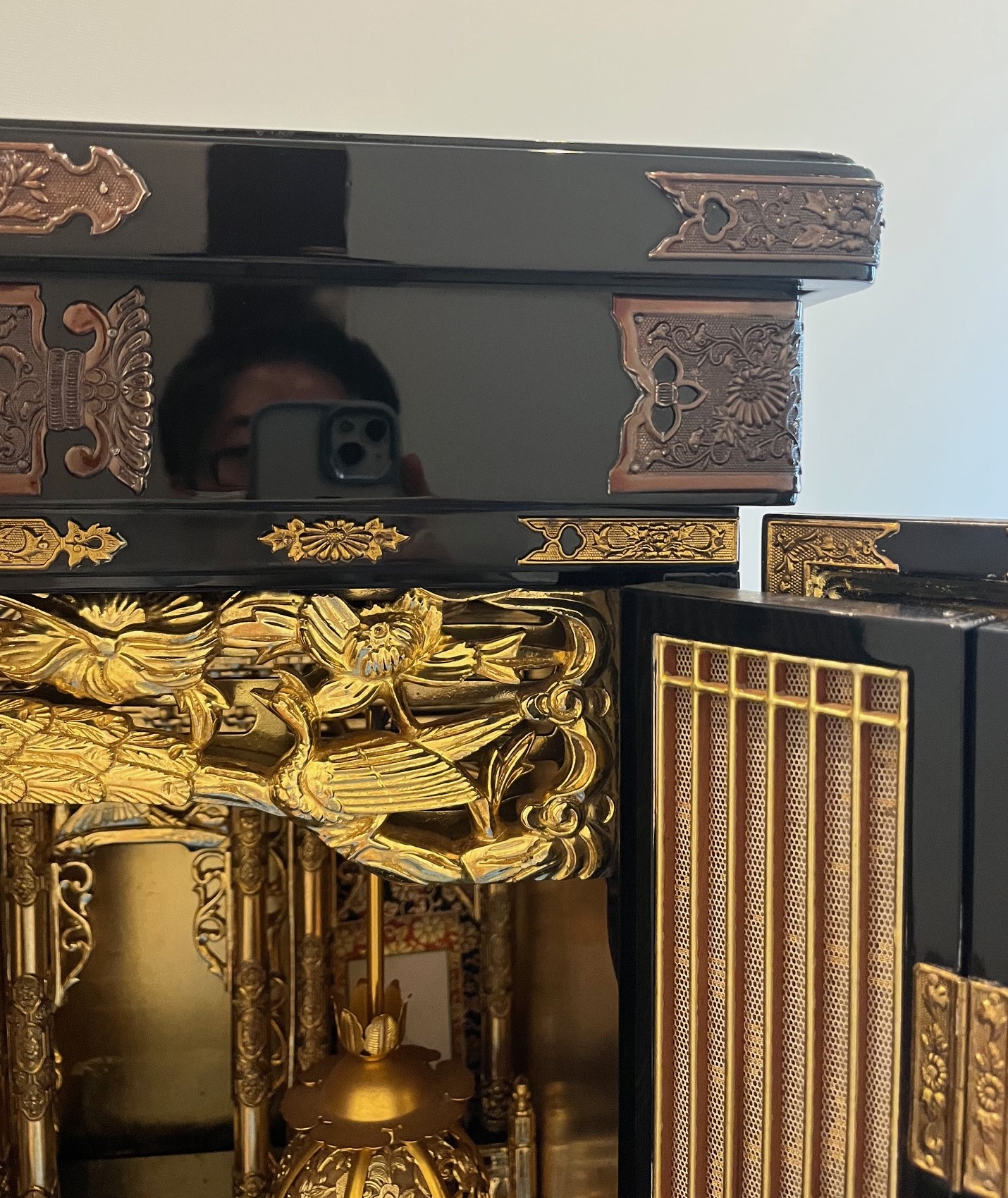 仏壇修復、仏壇引越し・移動、運搬輸送で洗浄修復後の漆部分。洗浄磨きで本来の漆の輝きが蘇った。