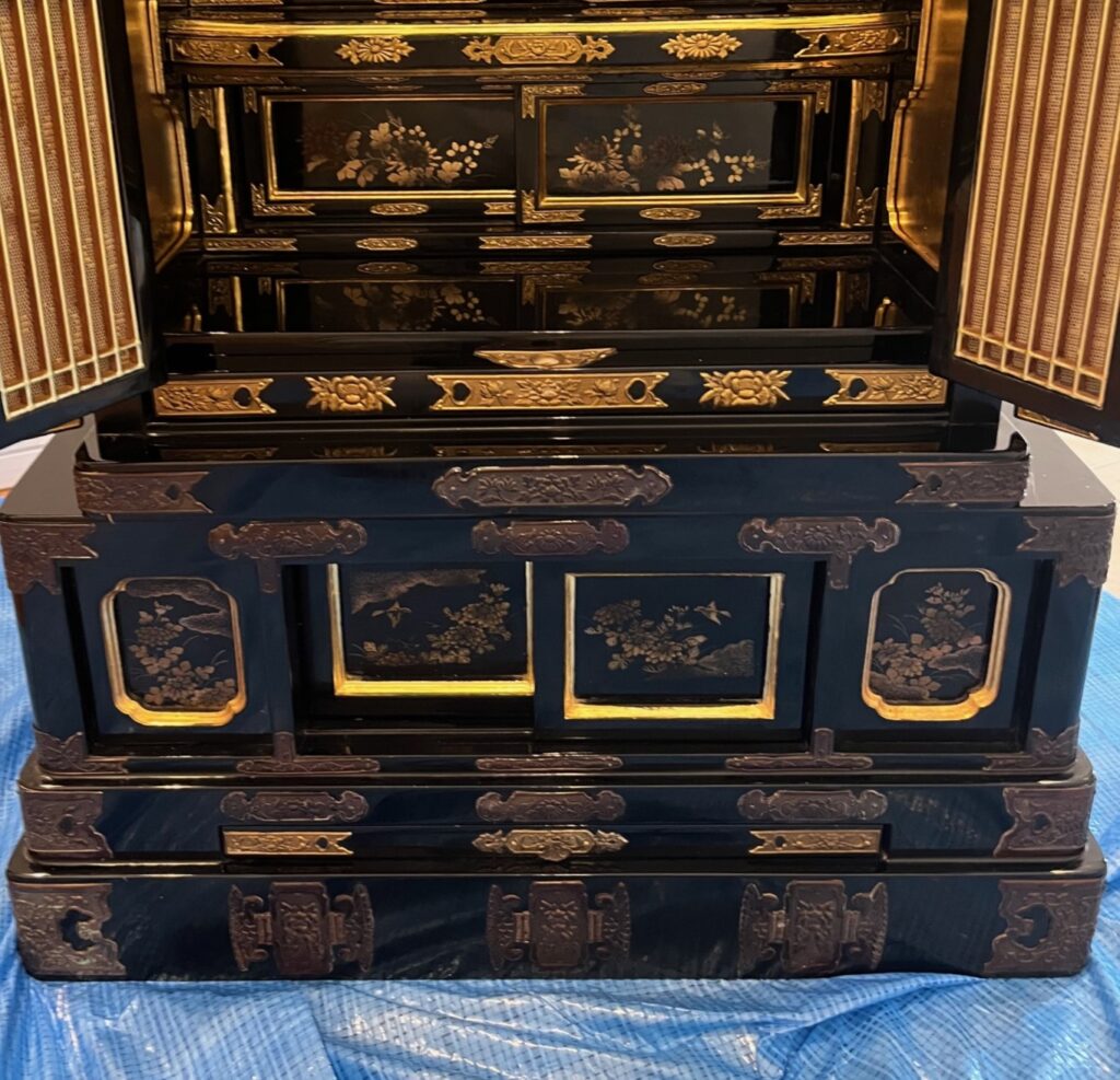 仏壇修復、仏壇引越し・移動、運搬輸送で洗浄修復後の下台部分。漆は本来の艶に戻り、金箔も貼り直し輝いている