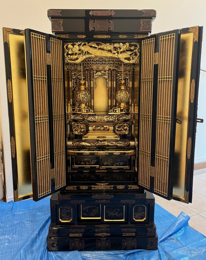 仏壇修復、仏壇引越し・移動、運搬輸送で洗浄修復後の全体像。漆は本来の艶に戻り、金箔も貼り直し輝かしい姿に蘇った