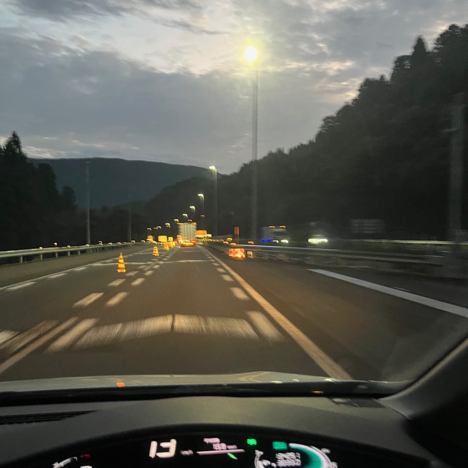 富山県から横浜への仏壇引越し・移動、運搬輸送に向かう早朝の北陸自動車道