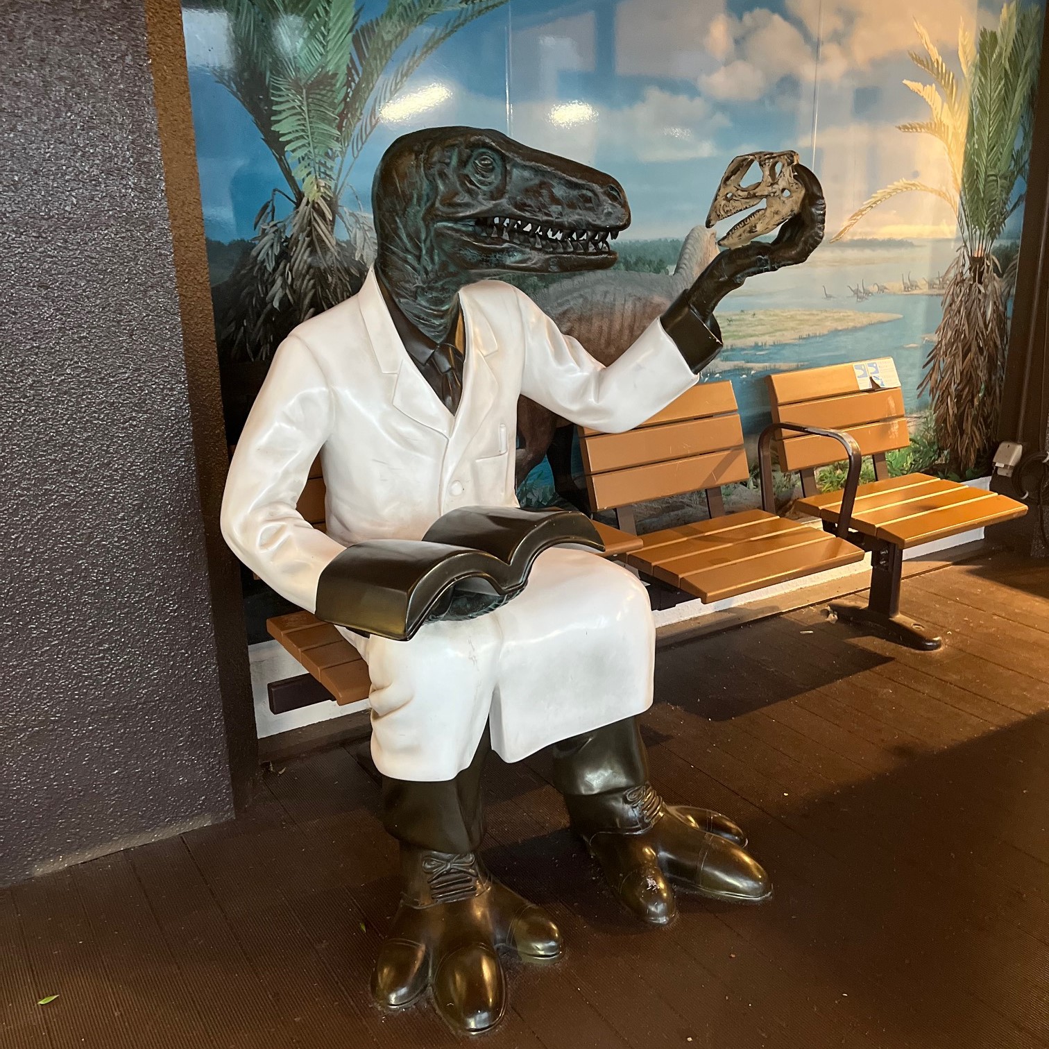 北陸自動車道、福井県勝山市の南条サービスエリアにある恐竜博士の銅像、恐竜が白衣を着てて可愛い