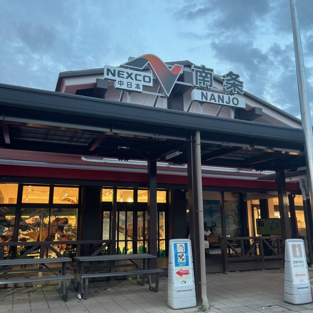 富山県から横浜への仏壇引越し・移動、運搬輸送に向かう早朝の北陸自動車道の南条サービスエリア