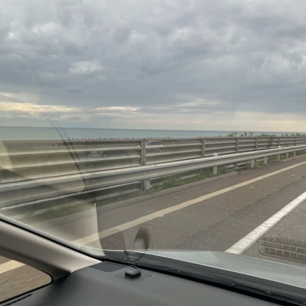 富山県から横浜への仏壇引越し・移動、運搬輸送に向かう最中に通った石川県の北陸自動車道、日本海に沿っているので海が綺麗