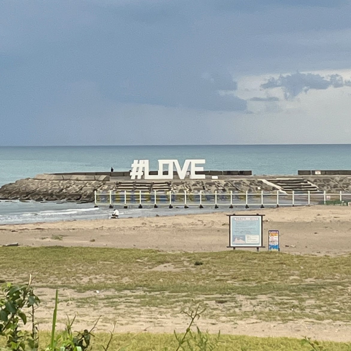 石川県白山市の北陸道にある徳光パーキングエリア(徳光海岸)から見ることができる「#LOVE」の巨大モニュメント。高さ3m、横9.5m、重さ50トンのコンクリート製でかなり大きい