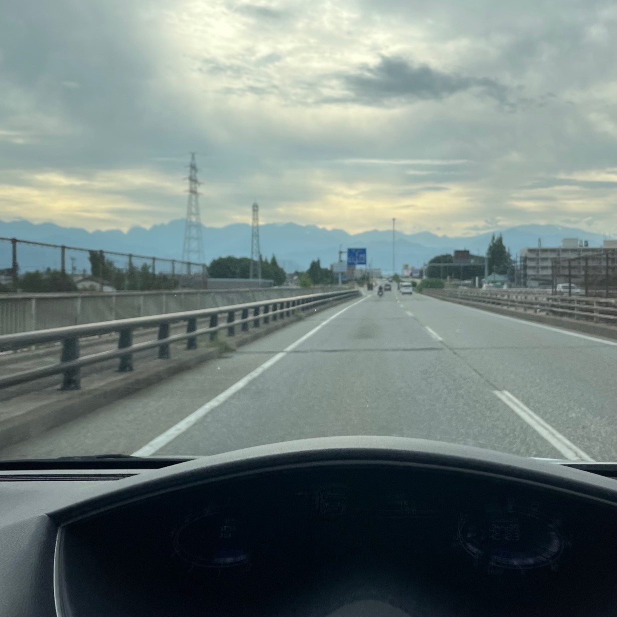 富山市内から見える立山連峰、大きい山脈なので市内のどこからでも見る事が出来る