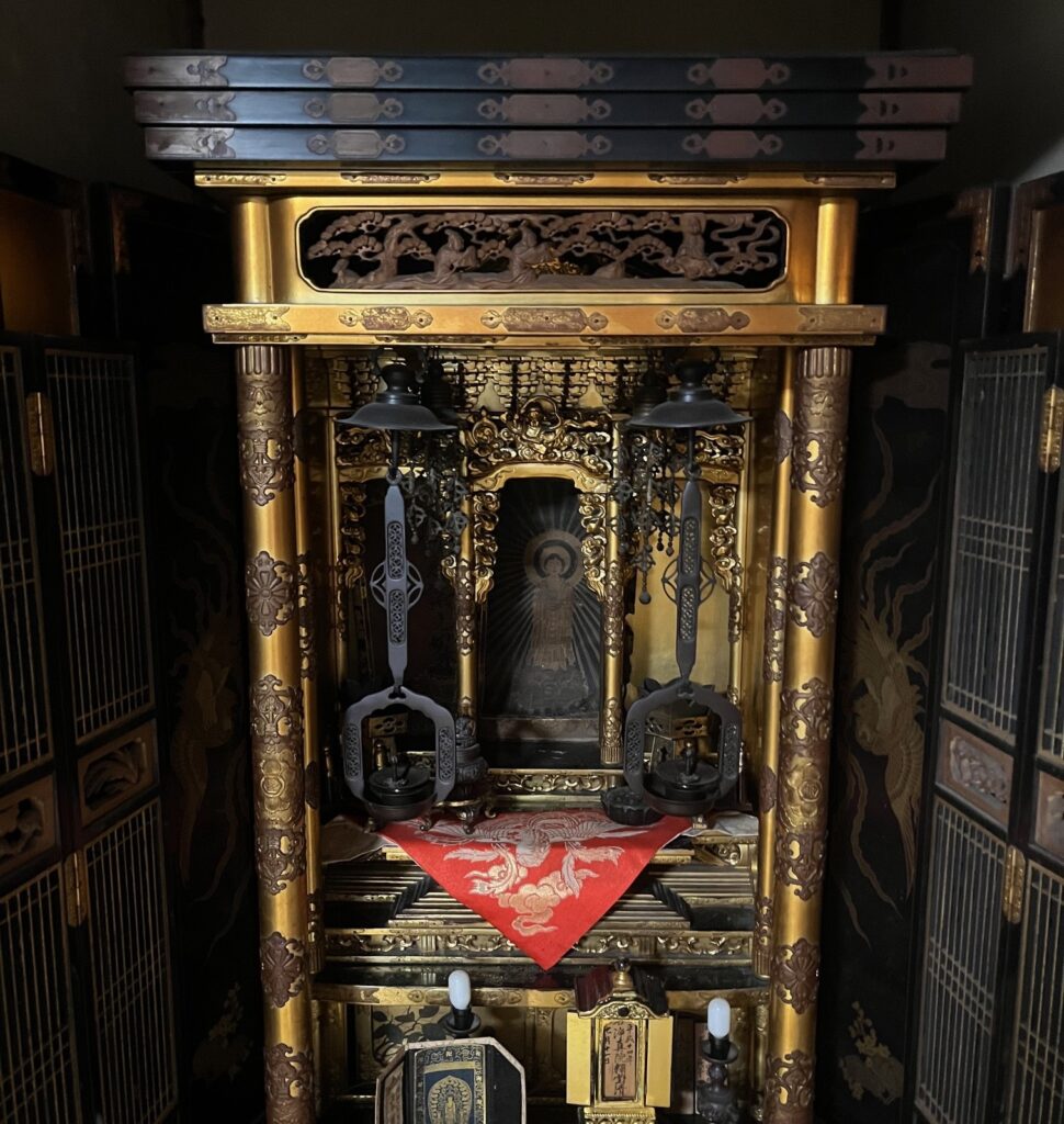 同じく富山県から横浜への仏壇引越し・移動、運搬輸送するお仏壇、内部も長年の煤などでかなり黒くくすんでいる