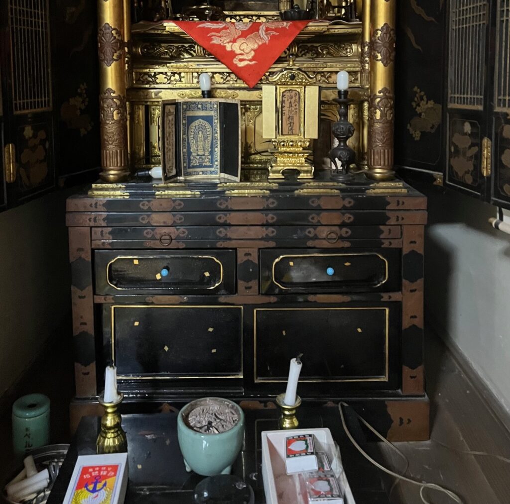 仏壇本体の下台も長年の煤などでかなり黒くくすんでいる