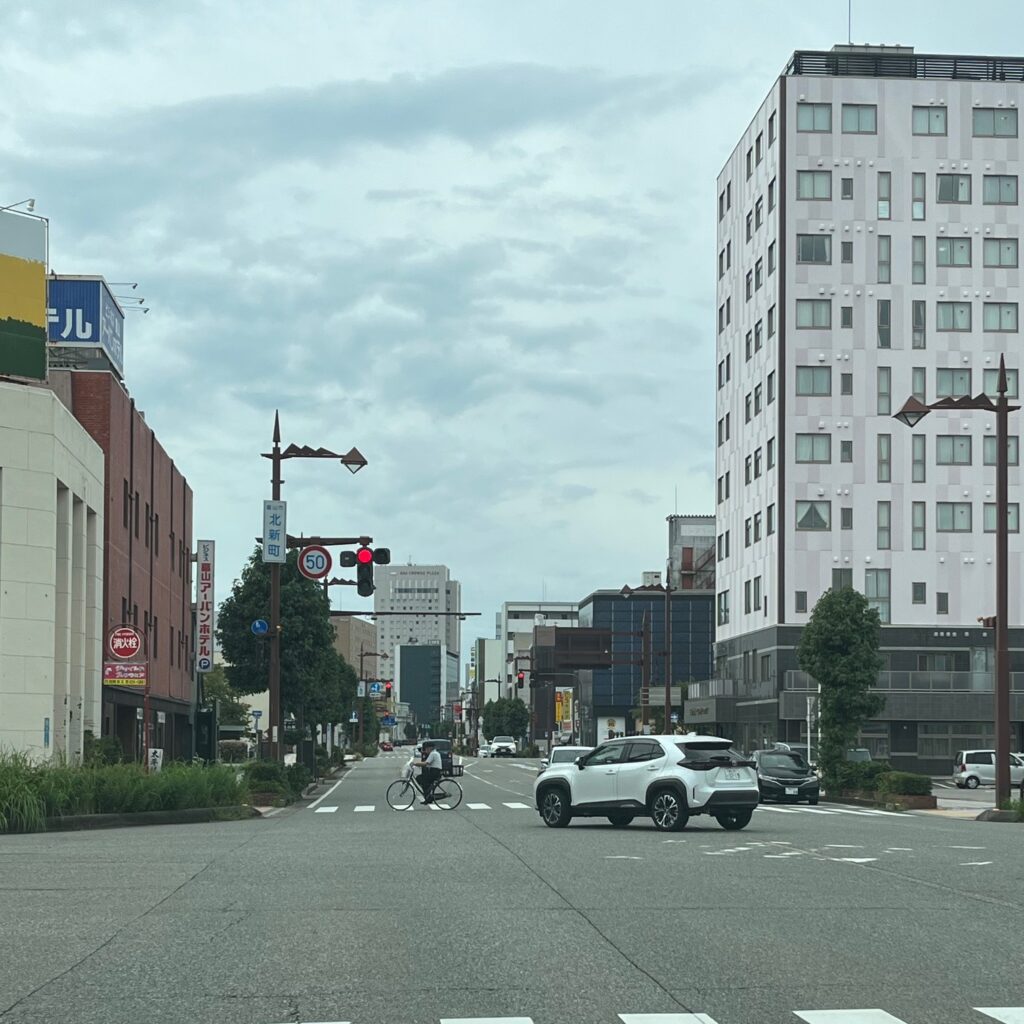 富山県から横浜への仏壇引越し・移動、運搬輸送で富山県で仏壇を積み込み、横浜へ向かう際に通過した富山中心部、道も広くビルが並んでいる