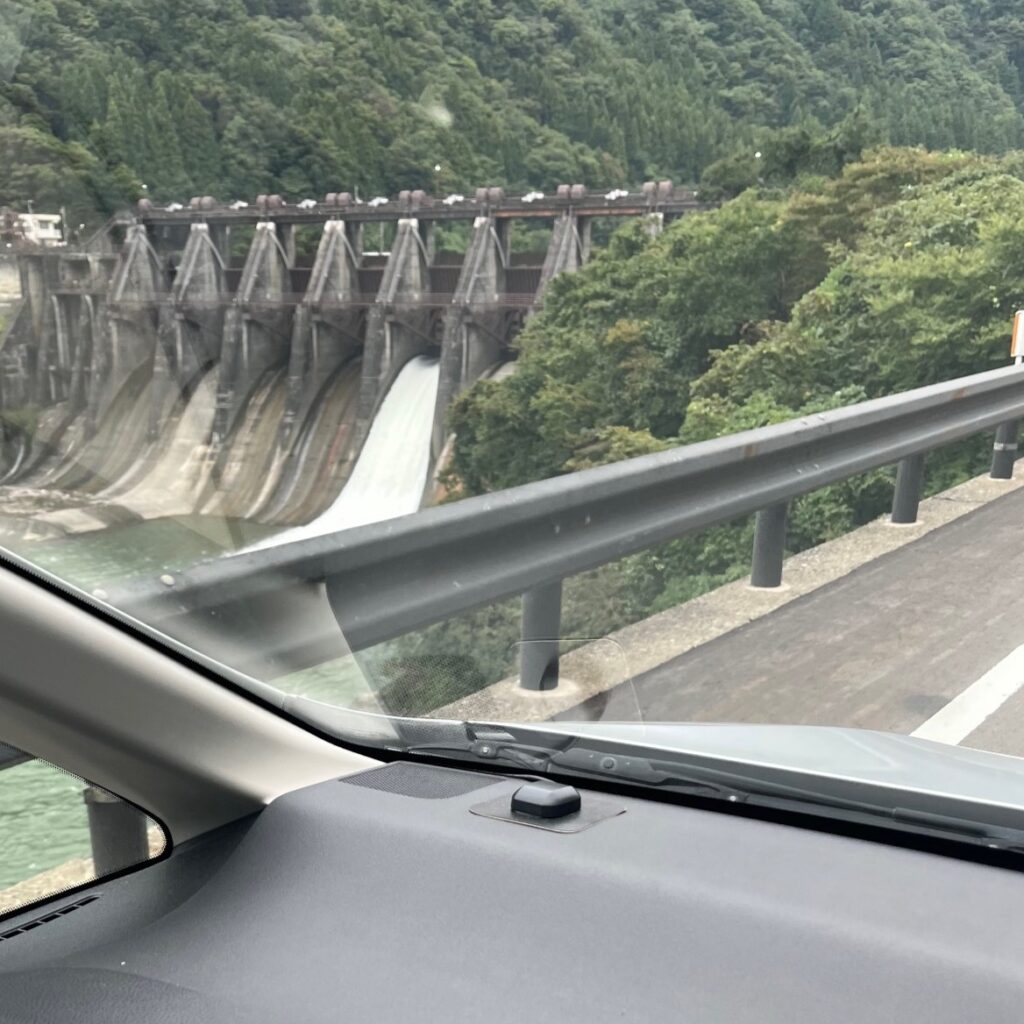 富山県から横浜への仏壇引越し・移動、運搬輸送で通過した峠道、猪谷楡原道路から見えたダムが放流をしている