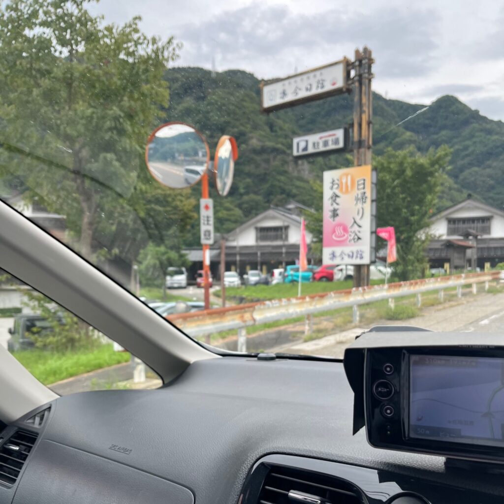 猪谷楡原道路は昔ながらの雰囲気のいい茶屋が沢山あり、どのお店も車やバイクのドライブコースでで賑わっている