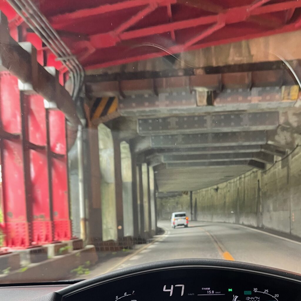 富山県から横浜への仏壇引越し・移動、運搬輸送で通過した真っ赤に塗られた洞門