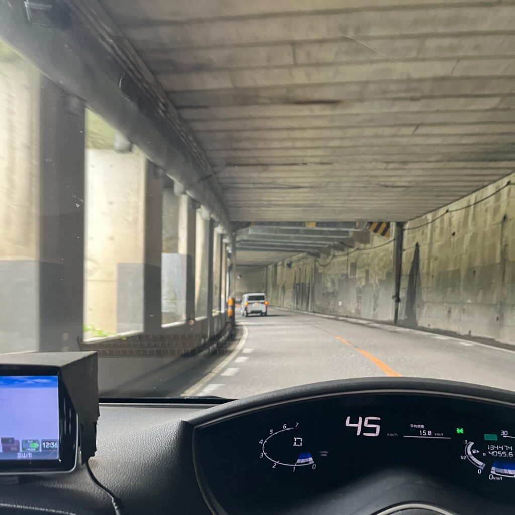 富山県から横浜への仏壇引越し・移動、運搬輸送で通過したコンクリートの洞門