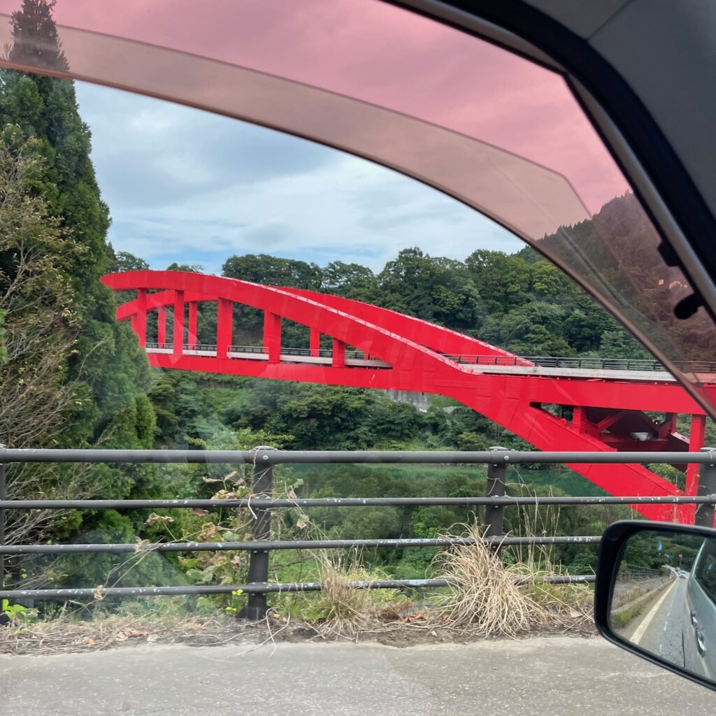 猪谷楡原道路を繋ぐ赤く大きな陸橋