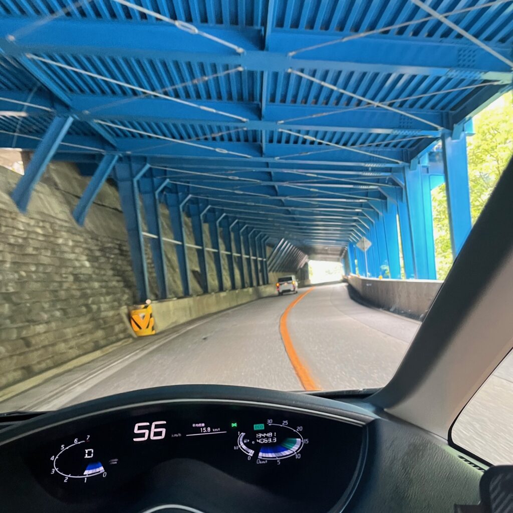 富山県から横浜への仏壇引越し・移動、運搬輸送で通過した濃い青に塗られた洞門