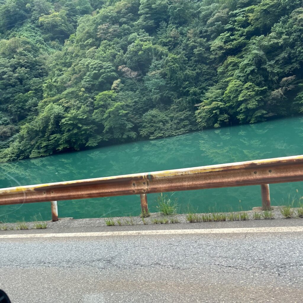 道沿いに続くダム、水も多く淡い色で独特の雰囲気