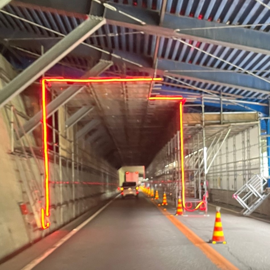 富山県から横浜への仏壇引越し・移動、運搬輸送で通過した工事中で電飾された洞門