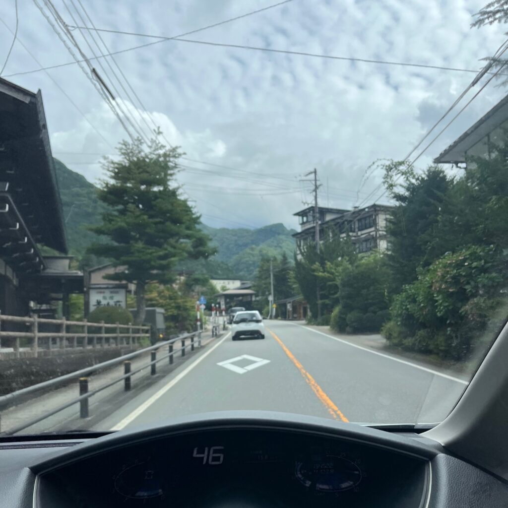 仏壇引越し・移動、運搬輸送で富山県から横浜へ向かう最中に通過した奥飛騨温泉郷平湯の旅館街。木造の建物が並ぶ