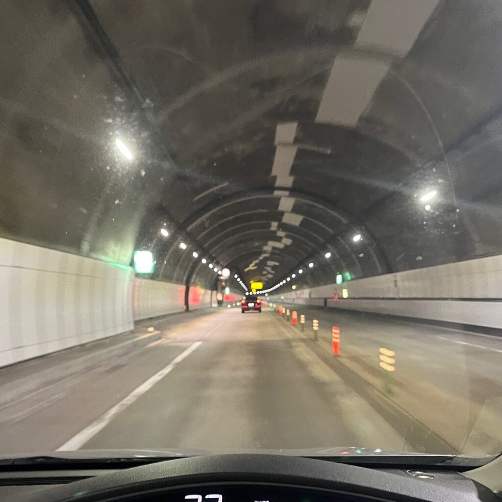 富山県と長野県を結ぶ山岳を繋ぐトンネル、中部縦貫自動車道の中で長野県に入る