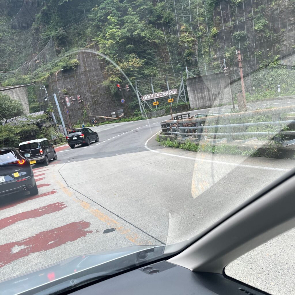 仏壇引越し・移動、運搬輸送で富山県から横浜へ向かう最中に通過した日本アルプスの山道、急カーブが続く