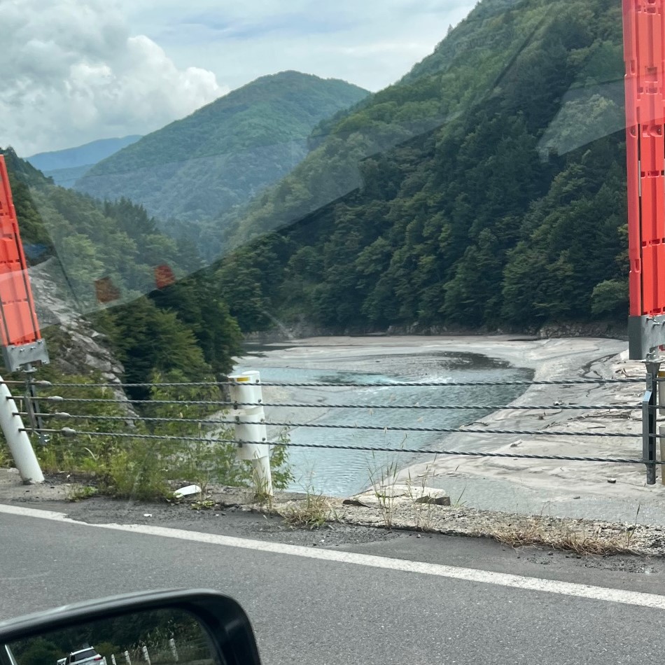 カーブを抜け穏やかで美しい渓谷の道が続く