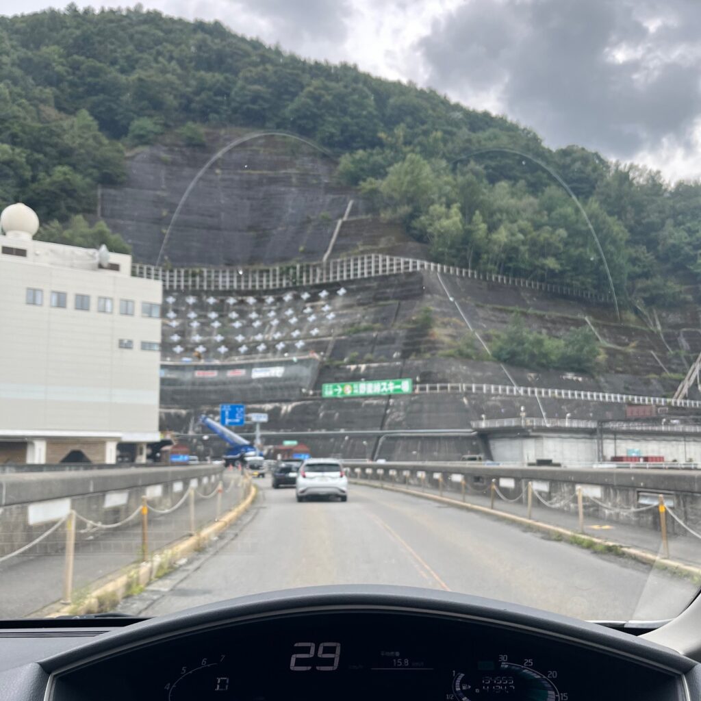 左右をダムに囲まれた道を走る