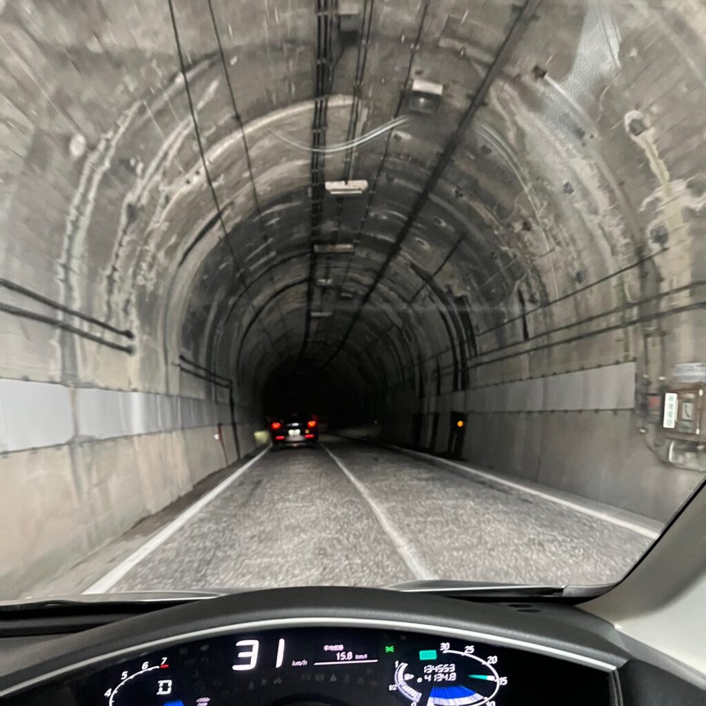 中はトンネルと言うより狭く暗い洞窟のような感じで、ラインいっぱいで特に減速もなく観光バスが何台も通過して来るため注意が必要