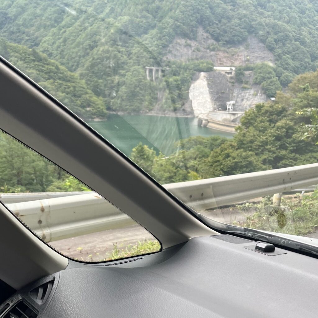 ダムのふもとに土砂崩れの跡がある