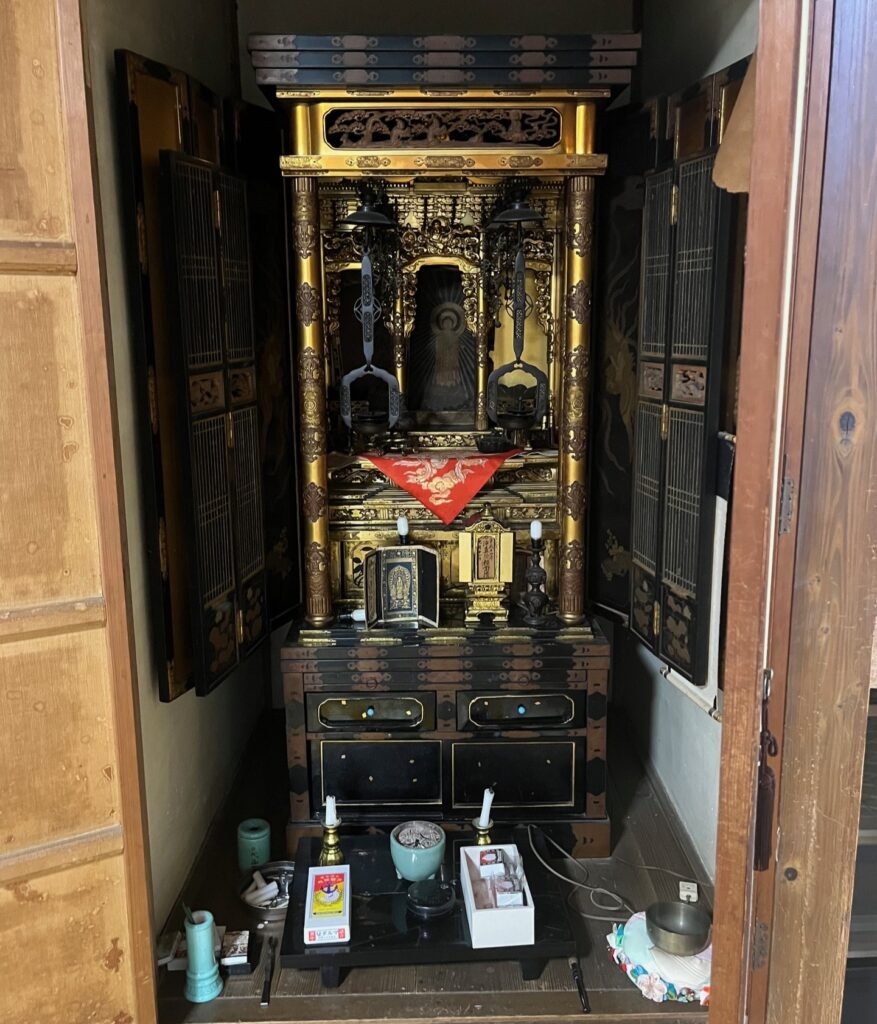 仏壇引越し・移動、運搬輸送で富山県から横浜へ移動する前のお仏壇、長年のススなどで黒くくすんでいる