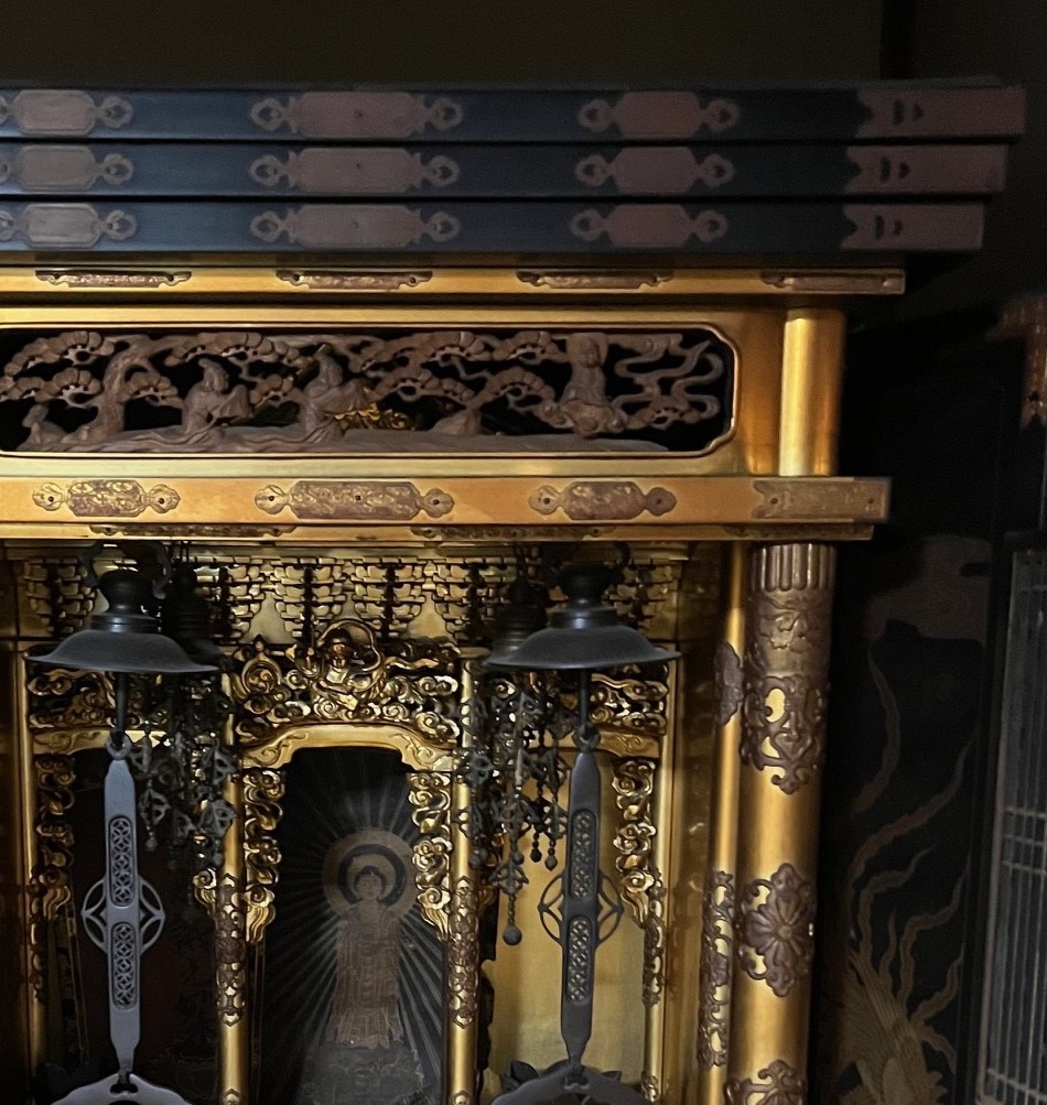 仏壇引越し・移動、運搬輸送で富山県から横浜へ移動する前のお仏壇の上部、長年のススなどで黒くくすんでいる