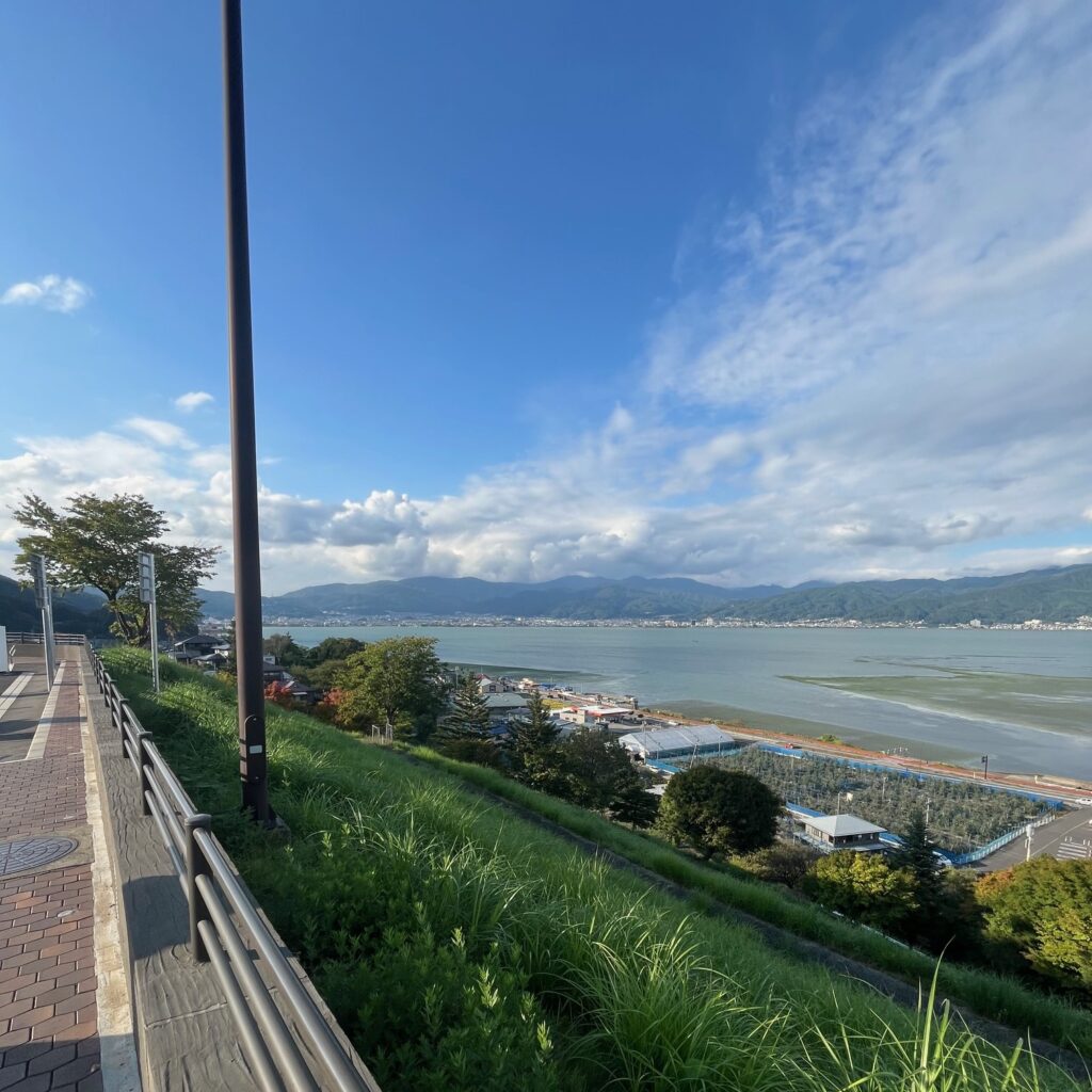 SAでは展望台があり諏訪湖が広がっている