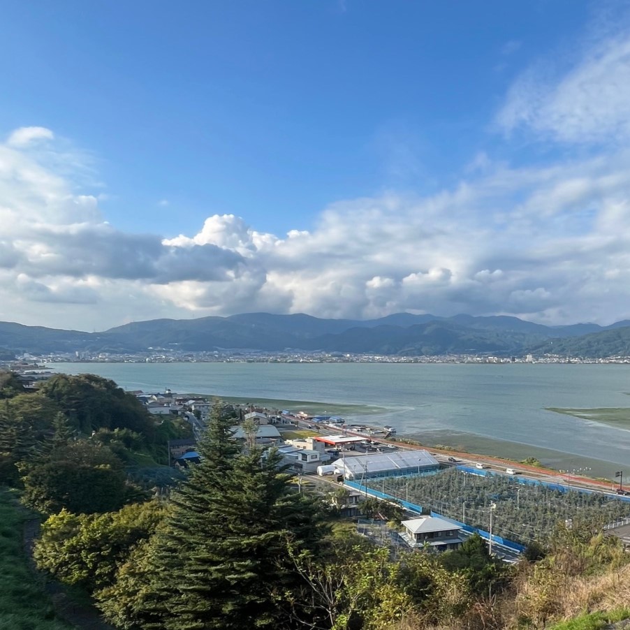 丸い湖の周りは街と山に囲まれている