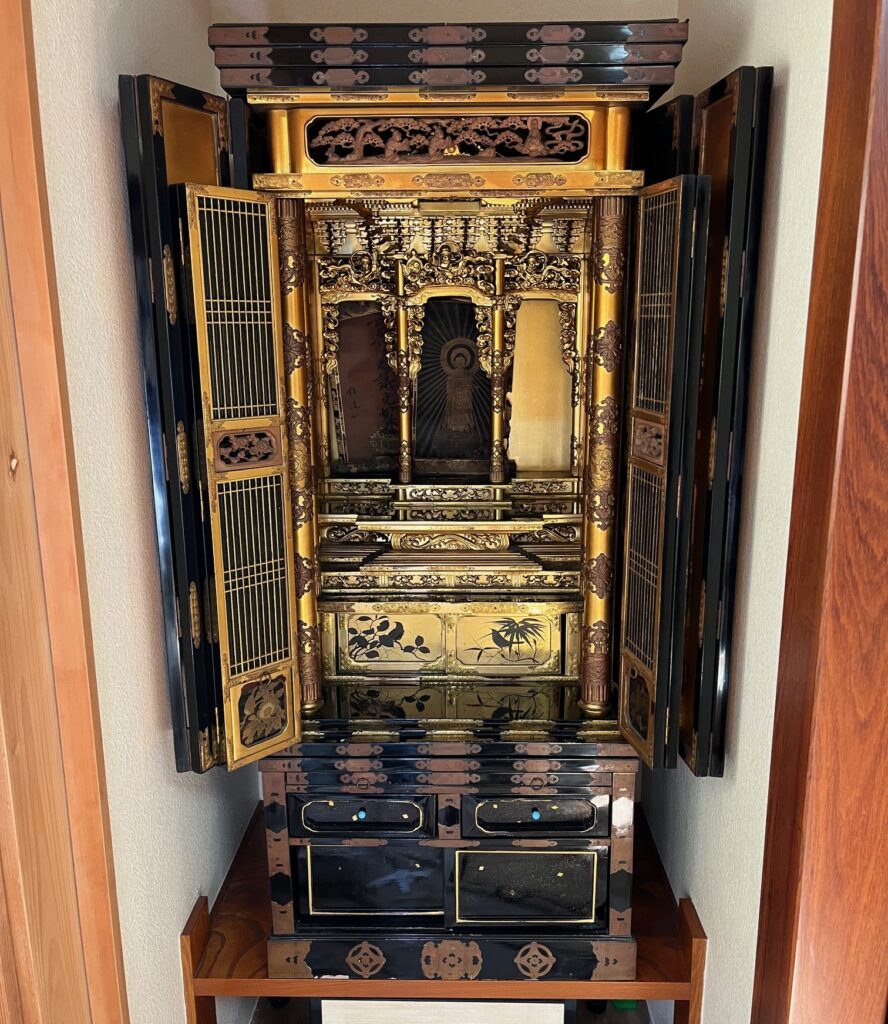 仏壇引越し・移動、運搬輸送で富山県から横浜へ移動し、磨き艶出し仕上げ後のお仏壇の全体像、漆部分が本来の艶と輝きに蘇っている