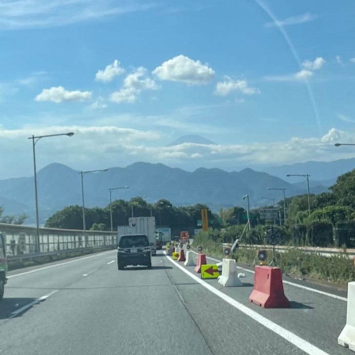 神奈川県と静岡県の県境で雲の切れ間から見えた富士山の山頂