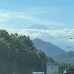 他の山々と比べても山頂が遥かに高く出ており、富士山の高さがうかがえる